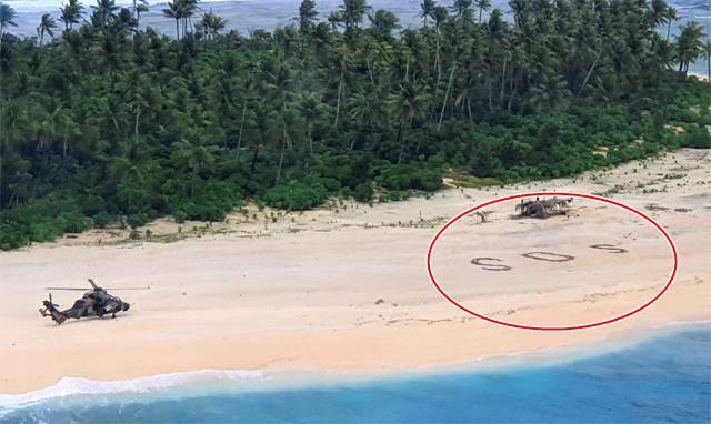 태평양 무인도 모래사장에 새겨진 SOS 조난 신호. 이하 AFP=연합뉴스