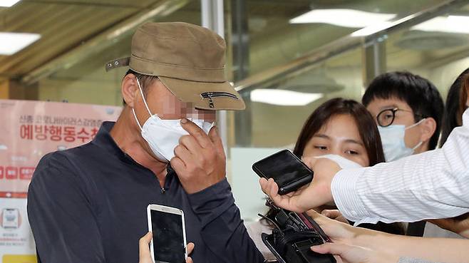 기자 질문에 답하는 손정우 아버지 (사진=연합뉴스)