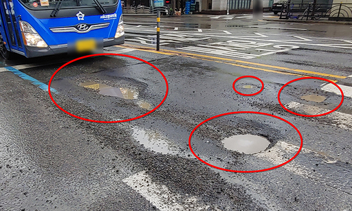 5일 오전 서울 용산구 버스전용차로에 지름 80㎝, 깊이 10㎝가량의 포트홀(pothole·아스팔트 표면에 생기는 구멍)이 발생해 사고 위험을 높이고 있다.