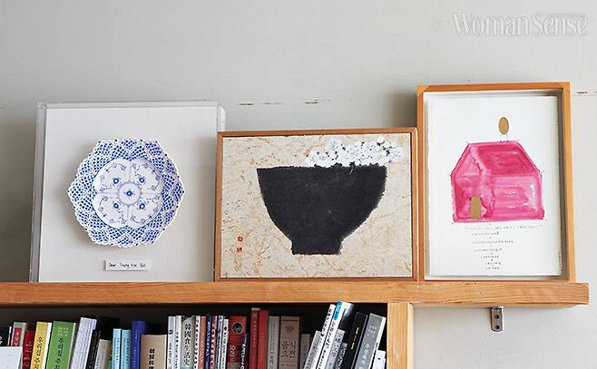 로열코펜하겐에서 선물로 준 접시와 검은 볼 속에 피어 있는 매화꽃이 맘에 들어 산 작은 소품.