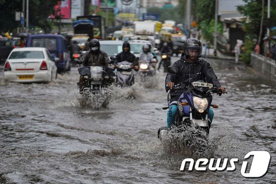 폭우로 침수된 뭄바이 도로. © 로이터=뉴스1