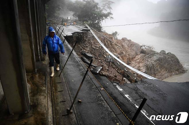 7일(현지시간) 기록적 폭우가 내린 일본 구마모토현 구마에 붕괴된 도로의 모습이 보인다. © AFP=뉴스1 © News1 우동명 기자