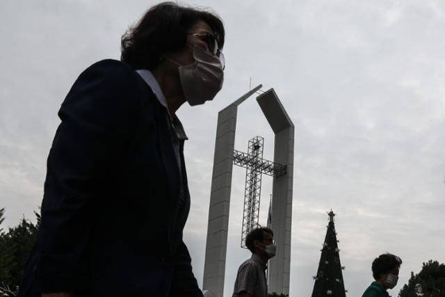 수도권을 중심으로 신종 코로나바이러스 감염증(코로나19) 확산이 계속되고 있는 지난 달 14일 서울의 대형교회로 손꼽히는 여의도순복음교회에서 신도들이 예배에 참석하기 위해 예배당으로 향하고 있다.뉴스1