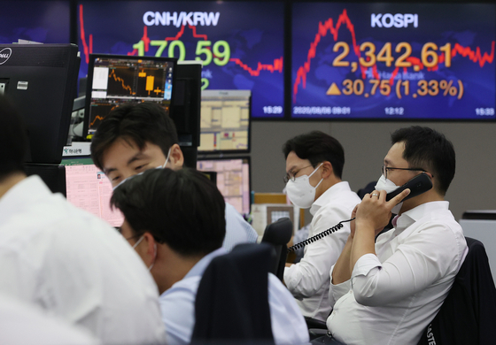 The sign board at the Hana Bank's dealing room in central Seoul shows the Kospi rallying on Thursday. [YONHAP]