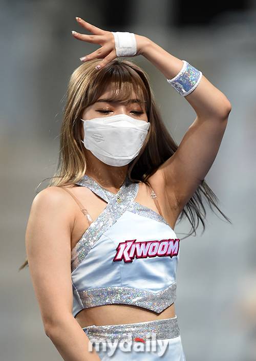 ▲ 치어리더 '세심한 손끝'