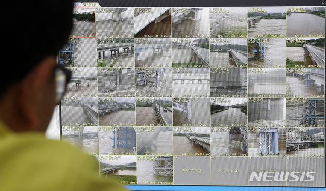 [서울=뉴시스] 고범준 기자 = 집중호우로 팔당댐과 소양강댐 방류량이 늘면서 한강의 수위가 높아지고 있는 6일 오전 서울 서초구 한강홍수통제소 홍수통제상황실에서 직원들이 분주히 업무를 보고 있다. 2020.08.06. bjko@newsis.com