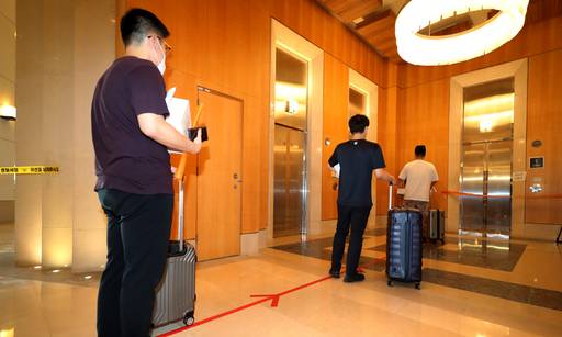 5일 인천시 중구 해외입국자 임시생활시설인 한 호텔에서 방역당국 관계자들이 해외입국자들의 거리 두기를 시연하고 있다. 인천=사진공동취재단