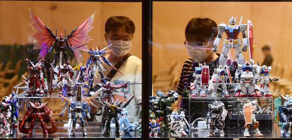 6일 오후 서울 강남구 코엑스에서 열린 ‘반다이남코코리아 프라모델&피규어 엑스포’에서 관람객들이 전시작품들을 둘러보고 있다. 2020.8.6 정연호 기자 tpgod@seoul.co.kr