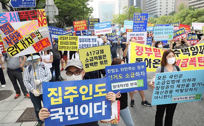 ⓒ연합뉴스7월18일 정부의 부동산 대책에 반대하는 시민들이 시위를 벌이고 있다.