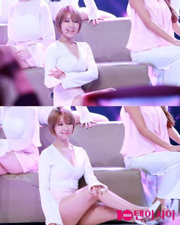 초아 '팬들보며 꽃미소 활짝'