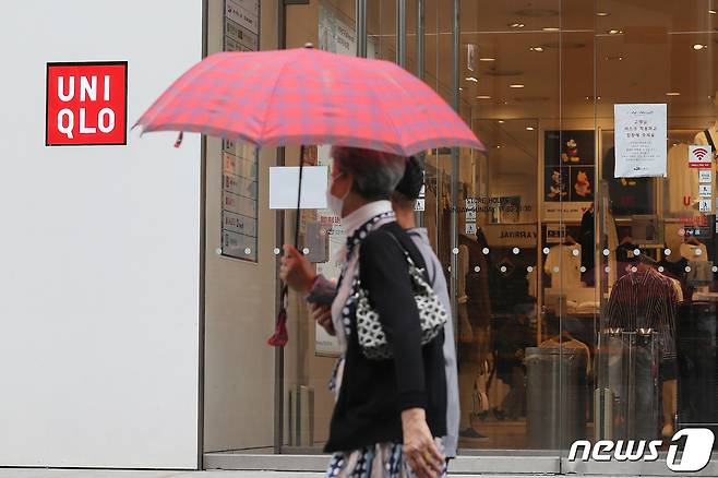 일본 의류기업 유니클로 매장 앞을 시민들이 지나고 있다. 2020.7.28/뉴스1 © News1 임세영 기자