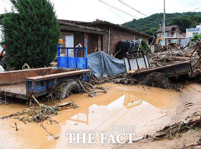 2일 안성시 죽산면 장원리에 산사태가 발생해 주택가에 토사가 덮쳐 있다. /안성=배정한 기자