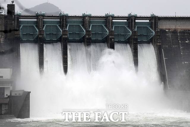 충북 중북부지역에 폭우가 이어져 수위가 높아진 3일 오후 충북 충주시 충주댐에서 물을 방류하고 있다. /충주=남용희 기자