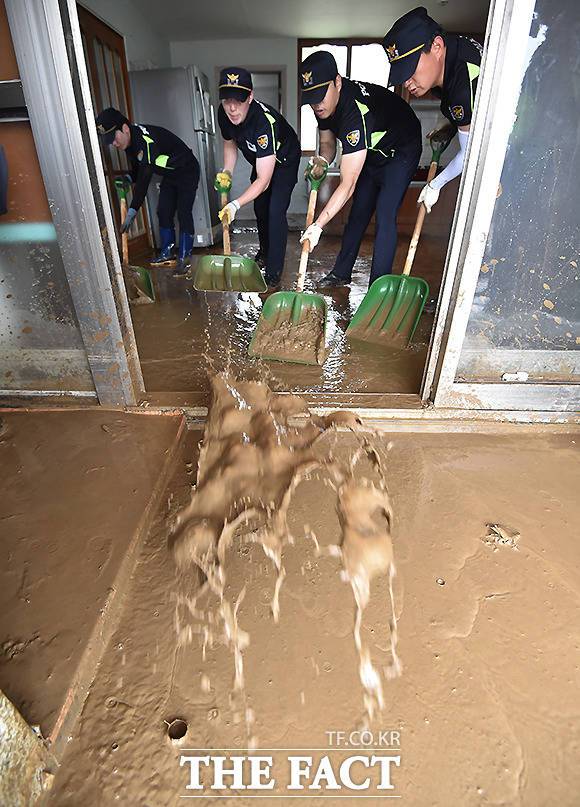4일 오후 집중호우로 침수 피해를 입은 경기 이천시 율면 산양1리 마을회관에서 경기남부청 소속 경찰들이 복구작업을 하고 있다. /이천=뉴시스