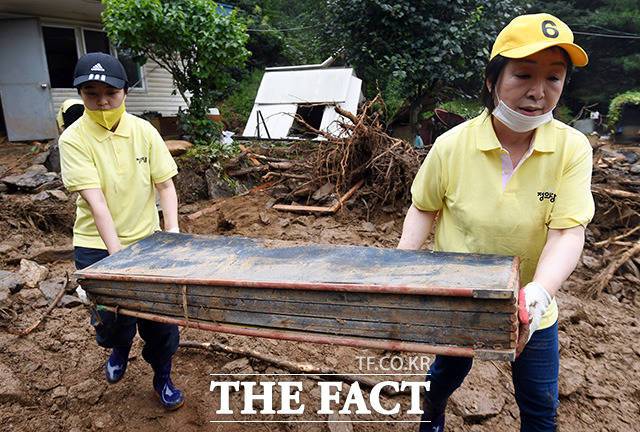 심상정 정의당 대표(오른쪽)와 류호정 의원이 7일 오전 수해를 입은 경기도 안성 죽산면 용설로의 한 농가를 찾아 복구 작업을 하고 있다./안성=임영무 기자