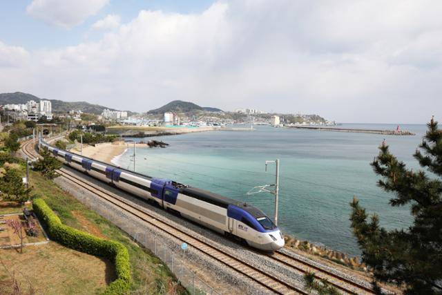 묵호역을 지나 동해역으로 향하는 KTX. 동해바다를 보며 달린다. ⓒ박준규