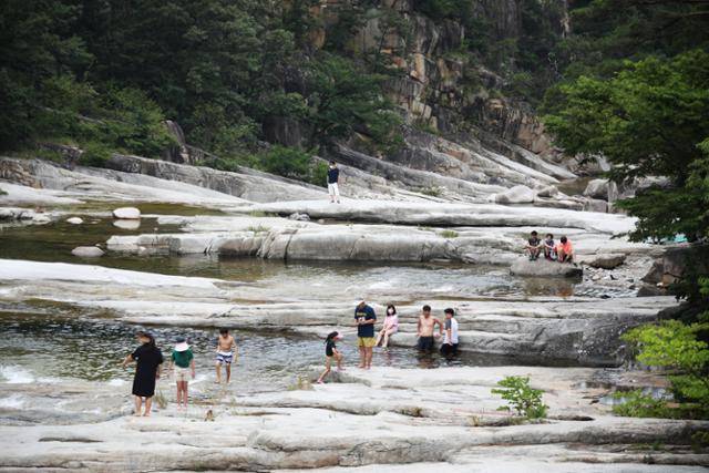 드넓은 바위가 이어지는 '무릉암반'엔 2,000여명이 앉을 수 있다고 한다. ⓒ박준규