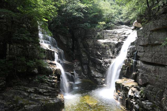 두 가닥 물줄기가 시원하게 쏟아지는 무릉계곡 쌍폭포. ⓒ박준규