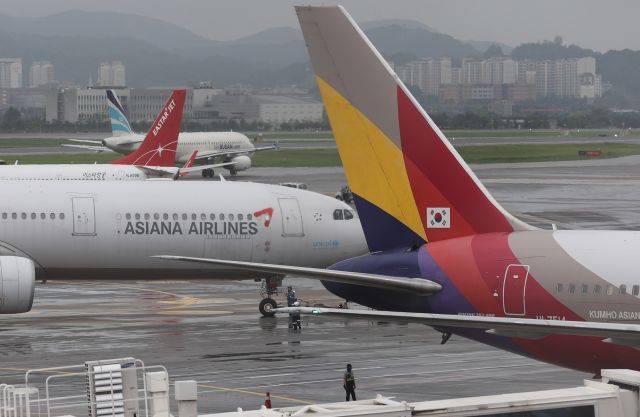 서울 강서구 김포공항 주기장의 아시아나항공 여객기 모습. 연합뉴스