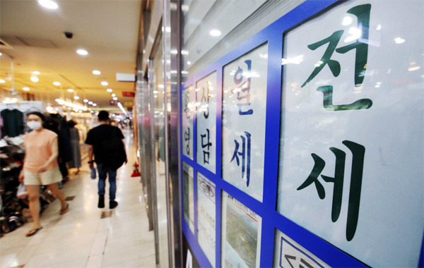 전월세상한제 등 임대차 3법을 통과시킨 정부가 전세를 월세로 돌리기 어렵게 만드는 후속 대책 마련에 나선 가운데 시장에서는 바뀔 제도의 파장을 둘러싸고 혼란이 지속되고 있다. 사진은 서울 강남구 한 부동산중개업소 전경.  [이충우 기자]