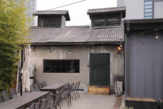 1970년대에 지어진 탁주 공장을 개조해 선보인 ‘버드나무브루어리’ 양조장. 버드나무브루어리는 강릉 지역에서 나는 재료를 활용한 수제 맥주를 제조하는 등 지역의 개성을 담기 위해 노력하고 있다. /사진제공=워크룸033