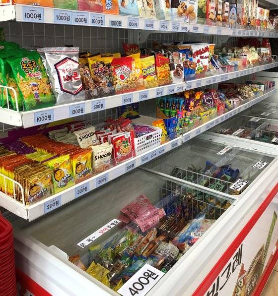 무인점포의 아이스크림 가격은 400원에서부터 시작한다. 과자·젤리류도 200~1500원으로 저렴한 편이다. 배정원 기자