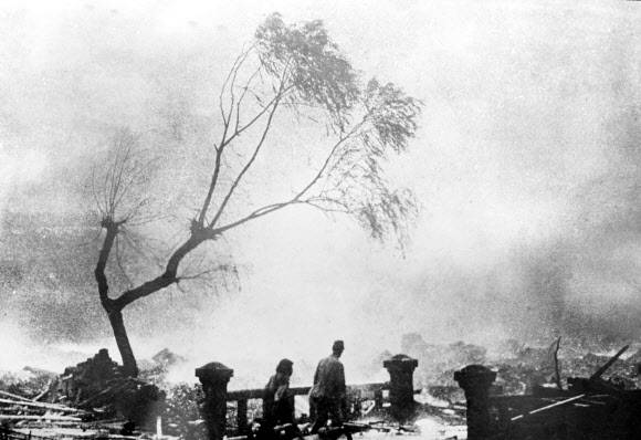 1945년 미국군에 의해 공개된 일본 나가사키 원자 폭탄 투하 당시 모습.AP 연합뉴스