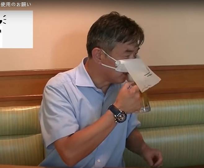 마스크 쓴 채 음료 마시는 장면 [사이제리야 유튜브 캡처, 재판매 및 DB 금지]