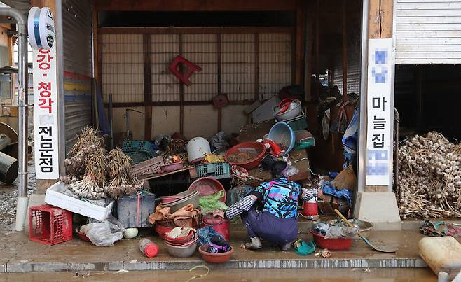 제방 유실과 폭우로 수해를 입은 전북 구례군 구례읍 구례5일장에서 상인들이 폭우로 어질러진 가게를 정리하고 있다. 구례/백소아 기자 thanks@hani.co.kr