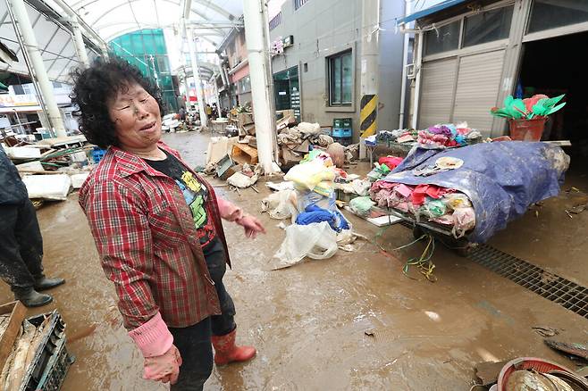 제방 유실과 폭우로 수해를 입은 전북 구례군 구례읍 구례5일장에서 상인들이 폭우로 어질러진 가게를 정리하고 있다. 구례/백소아 기자 thanks@hani.co.kr