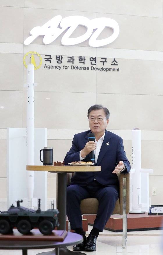 문재인 대통령이 지난달 23일 대전 유성에 위치한 국방과학연구소에서 첨단 무기와 군사장비를 시찰한 뒤 연구진과의 간담회에서 격려 발언을 하고 있다. [연합뉴스]