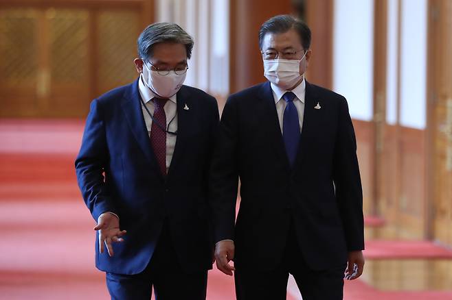 President Moon Jae-in and chief of staff Noh Young-min (left). (Yonhap)