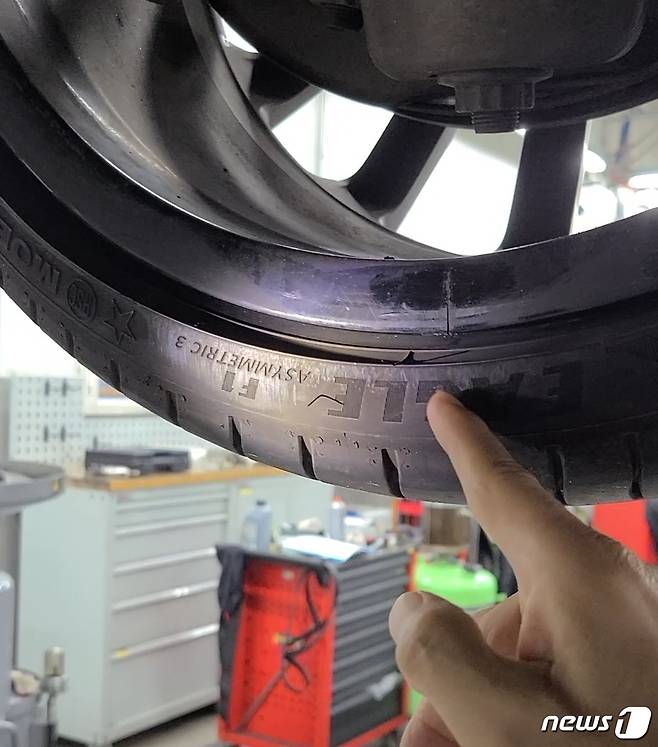 '림 플랜지의 방사형 균열'(휠 깨짐) 현상이 발생한 벤츠 CLS 400d 차량. © 뉴스1