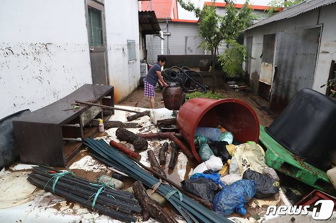 엿새째 철원지역에 최대 700㎜ 넘는 기록적인 폭우가 쏟아진 지난 6일 오전 철원군 동송읍 이길리의 한 주택 안이 수해로 어지럽다. 2020.8.6/뉴스1 © News1 김명섭 기자