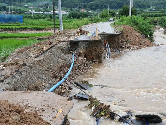 폭우로 도로가 끊긴 충북 음성군 감곡면 도로.연합뉴스