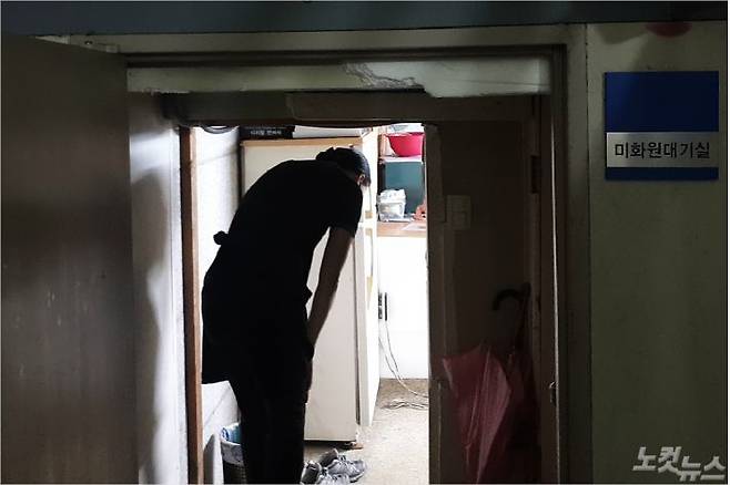 동국대 1층 계단 밑 휴게실. 천장 높이가 낮아 고개를 숙이고 있어야 한다. 휴게실 출입문 천장에 스티로폼을 붙여뒀지만, 미화원들이 머리를 자주 부딪쳐 일부가 깎여 나갔다. (사진=박하얀 기자)