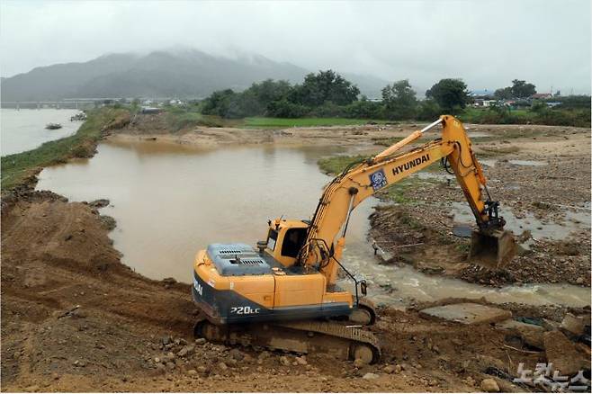 무너진 섬진강 제방(사진= 남승현 기자)