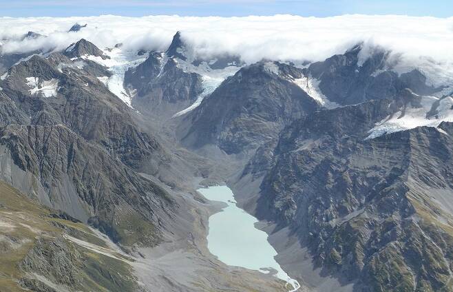 위는 1866년에 율리우스 하스트가 그린 서던 알프스 산맥의 르옐 빙하모습, 아래는 2018년 촬영한 동일 빙하의 여름 모습