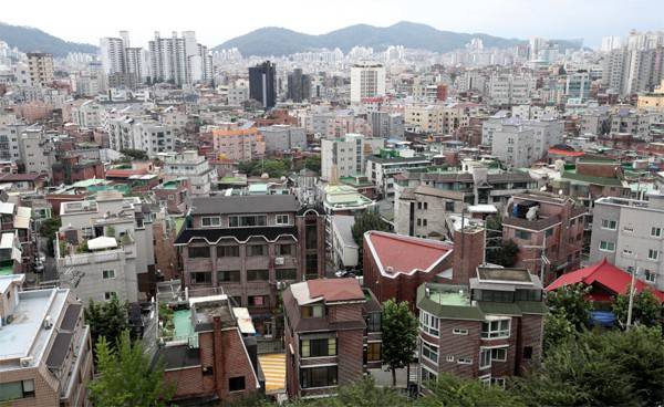 정부가 종합부동산세 등 주택 보유세를 크게 높인 가운데 매매가 원활하지 않은 빌라 소유자들이 꼼짝없이 세금 폭탄을 맞을 위기에 처했다. 사진은 서울 은평구 녹번동 일대 빌라단지 전경.  [한주형 기자]