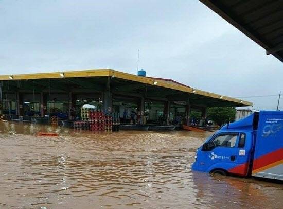 폭우에 잠겨버린 CJ대한통운 광주 1서브 터미널/사진출처=온라인 커뮤니티
