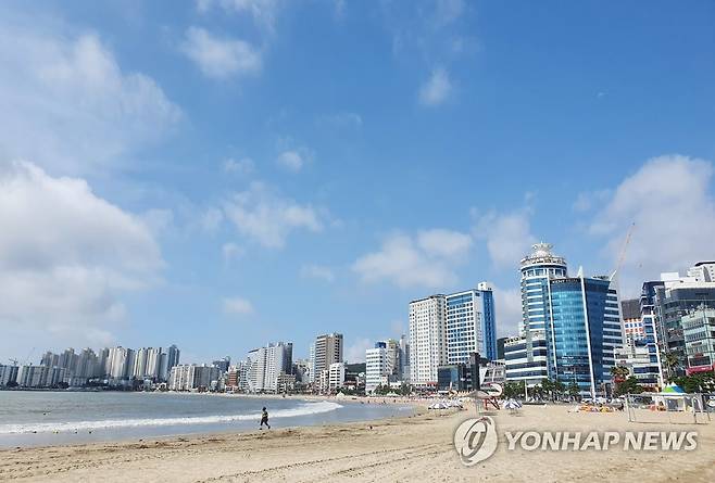 '파란 하늘' (부산=연합뉴스) 차근호 기자 = 태풍이 물러간 11일 오전 부산 수영구 광안리해수욕장에 나들이객이 바깥 놀이를 즐기고 있다. 2020.8.11 ready@yna.co.kr
