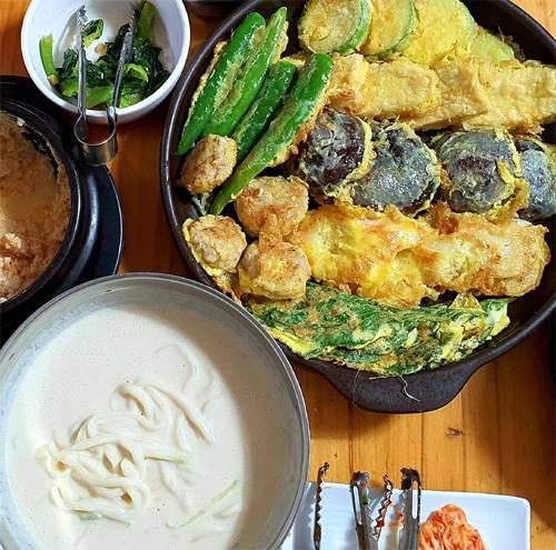 ‘피양콩할마니’의 무콩비지와 모둠전. 임선영 씨 제공