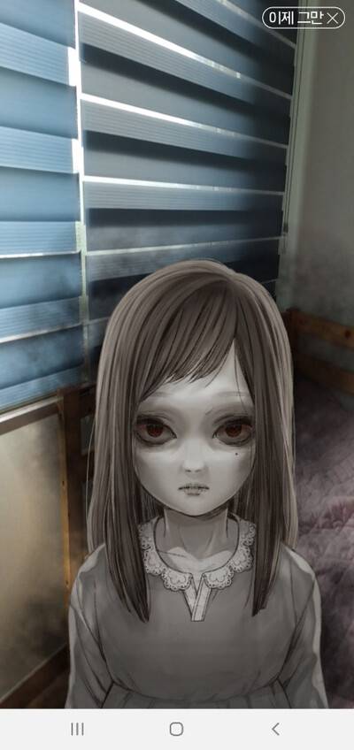 최근의 공포웹툰은 증강현실(AR) 기술을 이용해 독자의 방이나 거실 등을 무서운 이야기의 배경으로 차용한다. 공포웹툰 <여관 201호>. 사진 네이버웹툰 제공