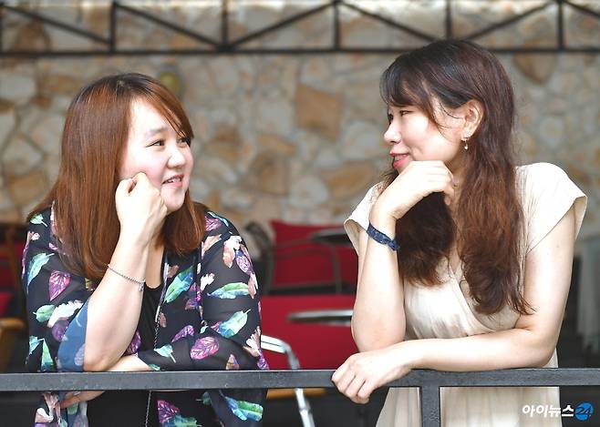 박현숙 작곡가(왼쪽)와 한재은 작가.[사진=조성우 기자]