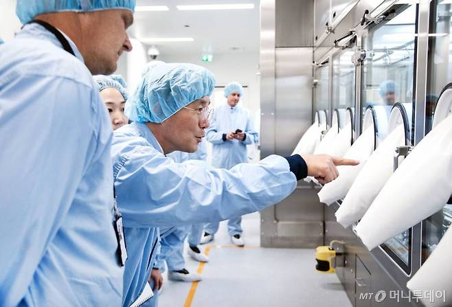 아스트라제네카-KOTRA-바이오협회 간의 '바이오헬스 산업 협력 의향서 체결식'에 참석한 성윤모 산업통상자원부 장관 15일(현지시간) 스웨덴 아스트라제네카 공장을 시찰하고 있다. /사진제공=산업통상자원부