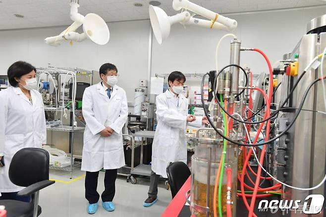 (서울=뉴스1) = 안일환 기획재정부 차관이 10일 코로나19 치료제 · 백신관련 현장방문 일환으로 경기도 성남시 판교 소재 제넥신을 방문, 백신개발 연구현장에서 관계자의 설명을 듣고 있다. (기획재정부 제공) 2020.7.10/뉴스1