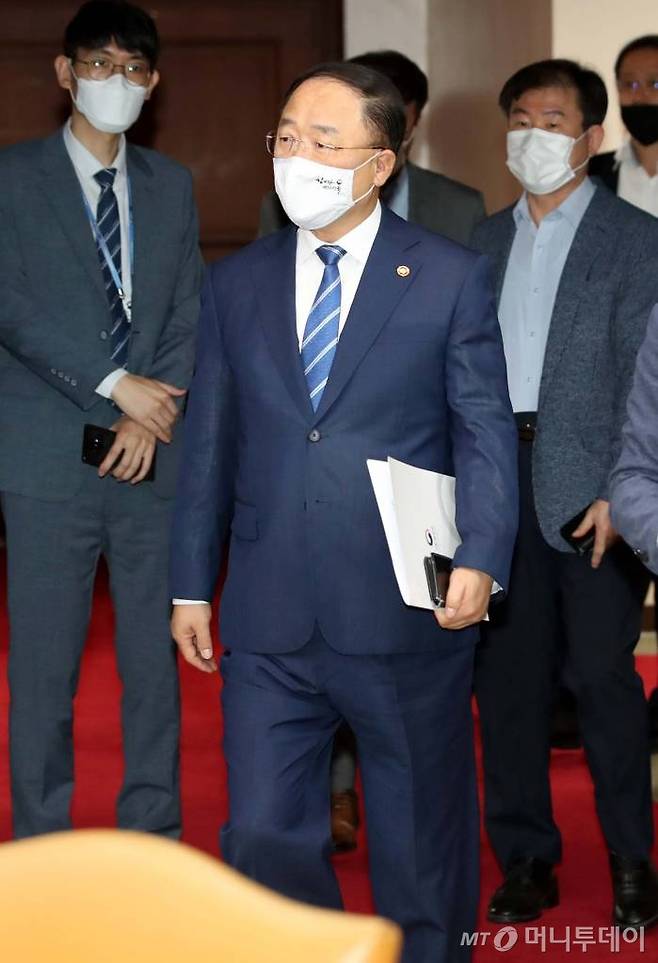 [서울=뉴시스]김명원 기자 = 홍남기 부총리 겸 기획재정부 장관이 12일 서울 종로구 정부서울청사에서 열린 제2차 부동산시장 점검 관계장관회의에 참석하고 있다. 2020.08.12.   photo@newsis.com