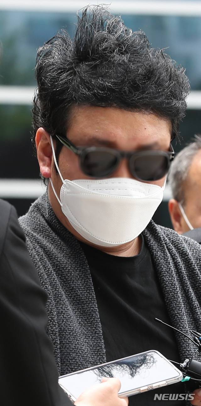 [서울=뉴시스] 조수정 기자 = 서울 강북구의 한 아파트 경비원 폭행 혐의를 받는 입주민 심모(48·구속기소)씨가 지난 5월22일 오전 구속 전 피의자심문(영장실질심사)를 받은 뒤 서울 도봉동 서울북부지법을 나서 경찰 호송차량으로 향하고 있다. 2020.05.22. chocrystal@newsis.com