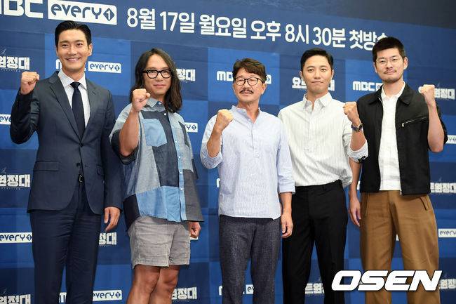 [OSEN=조은정 기자] 12일 오전 서울 마포구 상암 스탠포드호텔 그랜드볼룸에서 MBC 에브리원 새 예능 '요트원정대' 제작발표회가 열렸다.그룹 슈퍼주니어 최시원, 작가 송호준, 김승진 선장, 배우 진구, 가수 장기하가 포즈를 취하고 있다. /cej@osen.co.kr