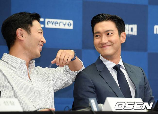 [OSEN=조은정 기자] 12일 오전 서울 마포구 상암 스탠포드호텔 그랜드볼룸에서 MBC 에브리원 새 예능 '요트원정대' 제작발표회가 열렸다.그룹 슈퍼주니어 최시원이 취재진의 질문을 들으며 미소를 짓고 있다. /cej@osen.co.kr